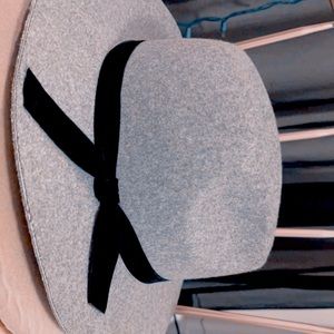 A grey hat 100% polyester, like new